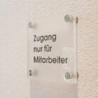 Acrylglasschild mit Edelstahl-Abstandshaltern rückseitig beschriftet