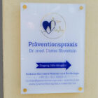 Acrylglas Schild mit Abstandshaltern an Außenfassade montiert