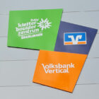 Aluverbundschild auf Metallfassade montiert