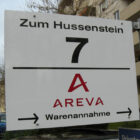 Aluminiumschild auf Schildständer montiert