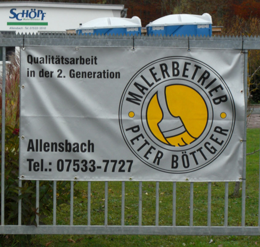 Blockout Banner auf Zaun montiert