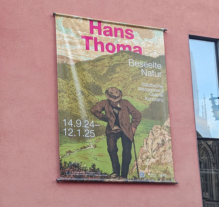 detaillreicher PVC-Banner an Betonfassade montiert