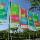 verschiedene Banner gehisst aus Fahnenstoff