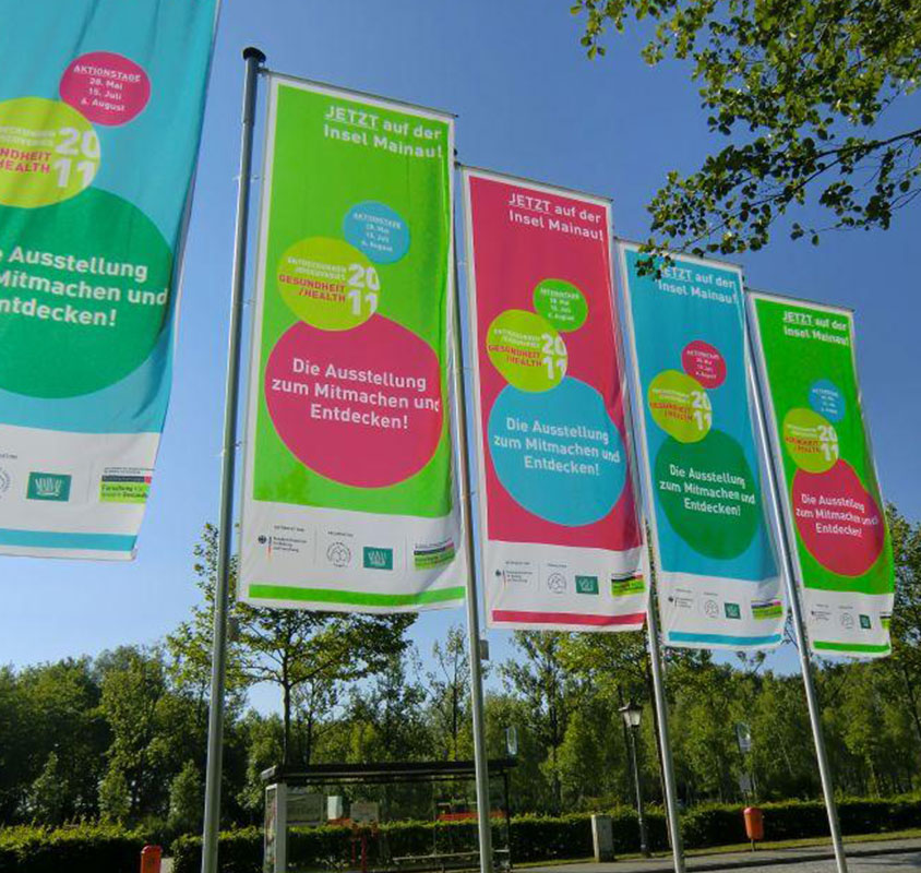 Fahnenstoff-Banner-gehisst verschiedene Banner gehisst aus Fahnenstoff