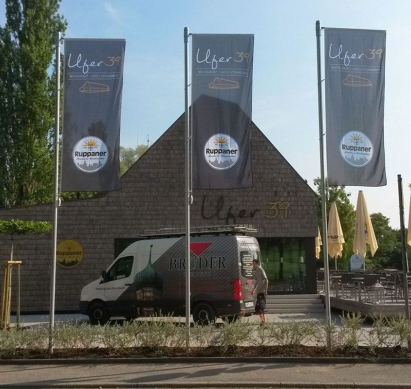 Banner gehisst aus Fahnenstoff
