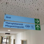 Hartschaumplattenschild an Flurdecke hängend montiert