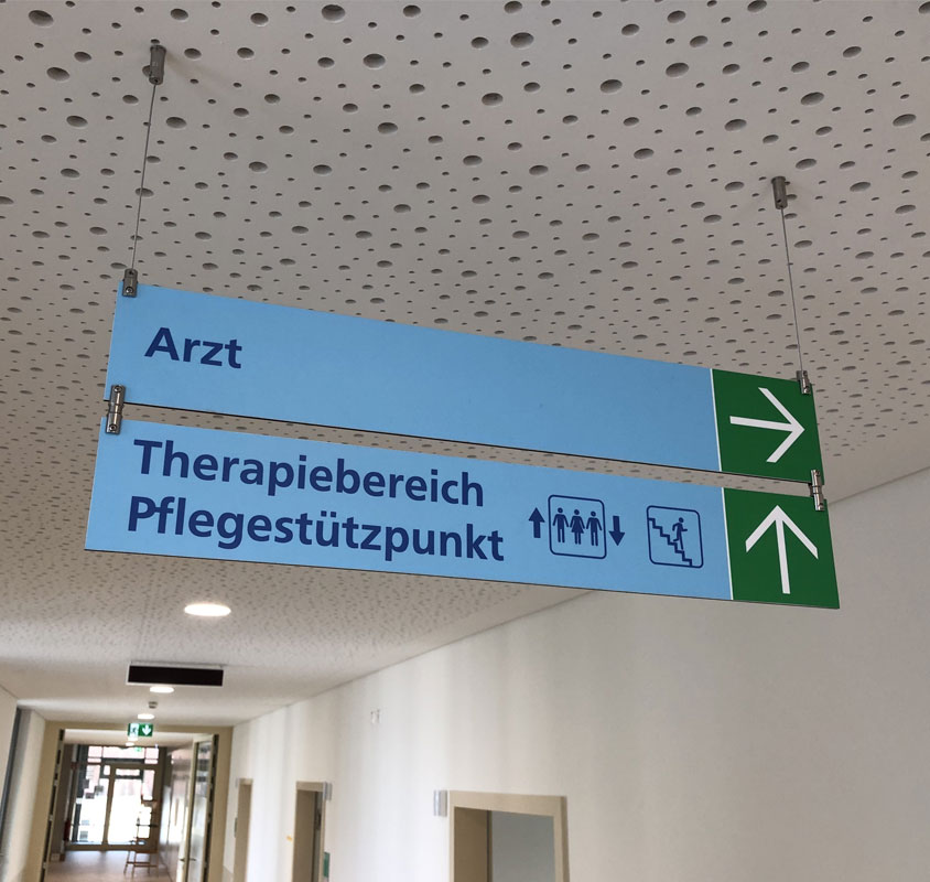 Hartschaumplattenschild an Flurdecke hängend montiert