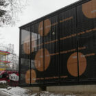 Mesh-Banner an Gebäudenfassade befestigt