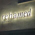 LED-Schriftzug-leuchtend bei Nacht