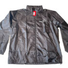 schwarze Regenjacke mit Logo als DTF-Druck veredelt