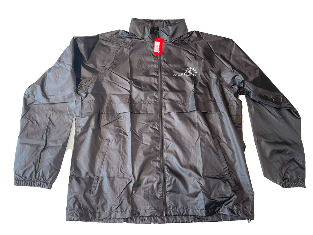schwarze Regenjacke mit Logo als DTF-Druck veredelt