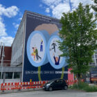 Großflächiger XXL Banner mit Motiv einer Hochschule auf Hausfassade