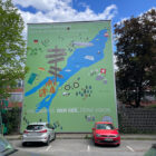 Großflächiger XXL Banner mit Motiv einer Hochschule auf Hausfassade