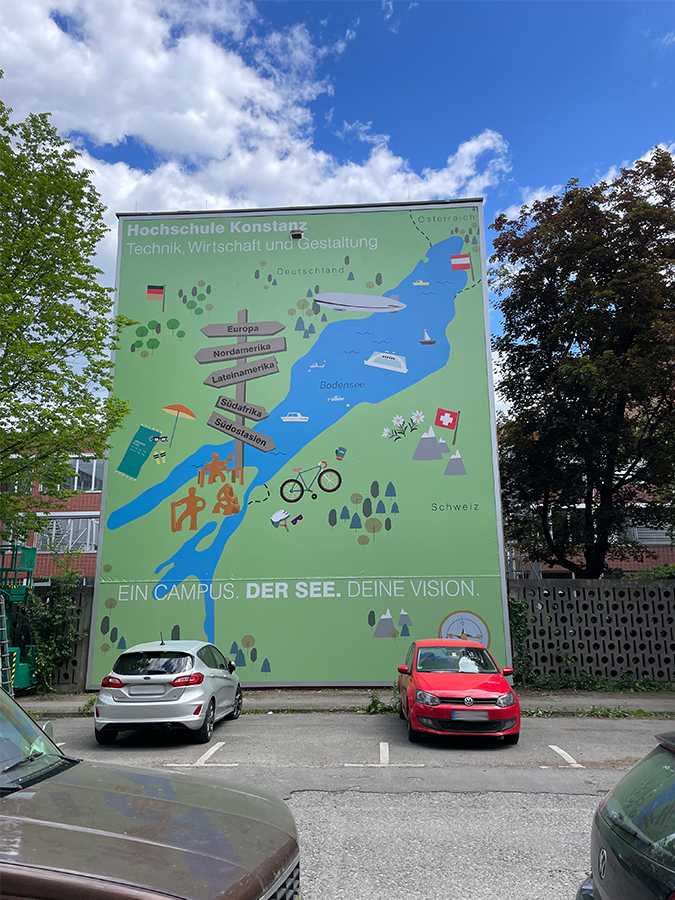 Großflächiger XXL Banner mit Motiv einer Hochschule auf Hausfassade